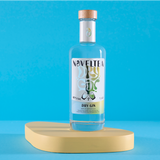 Noveltea Dry Gin blauer Hintergrund auf gelbem Podest