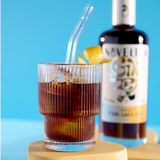 Noveltea Gin & Tea Spirituose eingefüllt im Glas