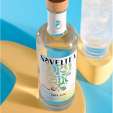 Noveltea Dry Gin auf gelbem Podest mit Gin Tonic
