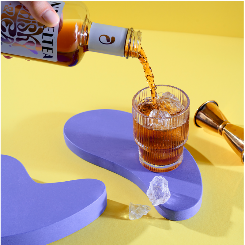 Whisky & Oolong Tee Spirituose mit Glas und Eiswürfeln